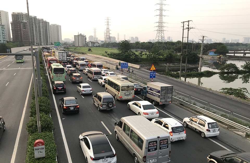 Hà Nội: Ùn tắc nghiêm trọng trên cao tốc Pháp Vân - Cầu Giẽ - 6 Hà Nội: Ùn tắc nghiêm trọng trên cao tốc Pháp Vân - Cầu Giẽ - 6