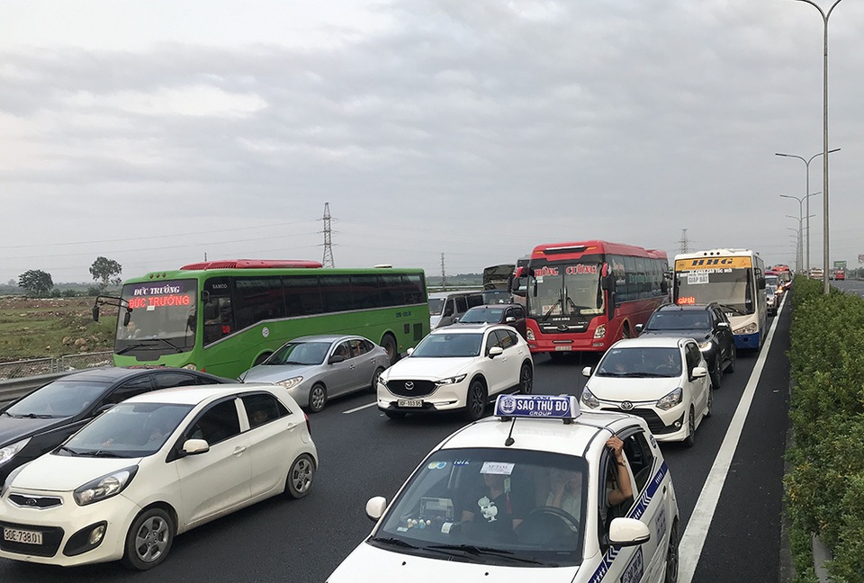 Hà Nội: Ùn tắc nghiêm trọng trên cao tốc Pháp Vân - Cầu Giẽ - 4 Hà Nội: Ùn tắc nghiêm trọng trên cao tốc Pháp Vân - Cầu Giẽ - 4