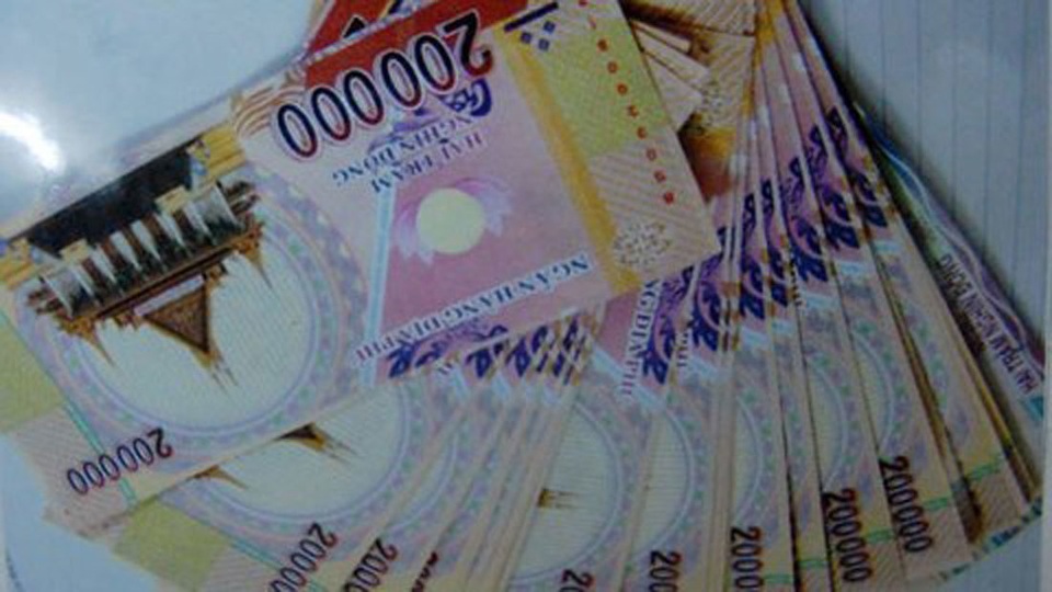 Khó tin: Tráo tiền âm phủ lấy hơn 7 tỷ đồng trong két ngân hàng - 5 Khó tin: Tráo tiền âm phủ lấy hơn 7 tỷ đồng trong két ngân hàng - 5