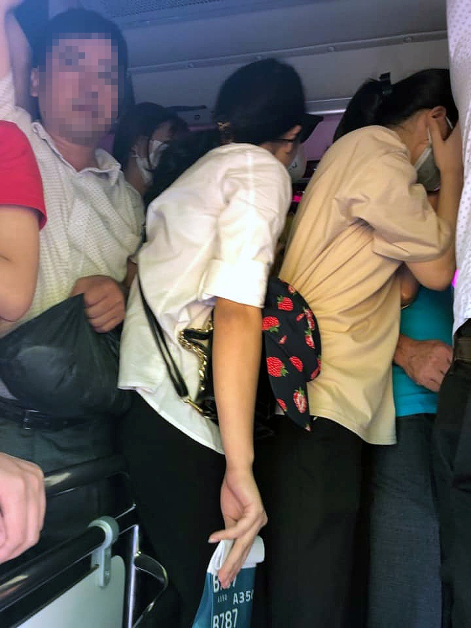 Hà Nội: Bắt xe khách 29 chỗ nhồi… 73 người - 1