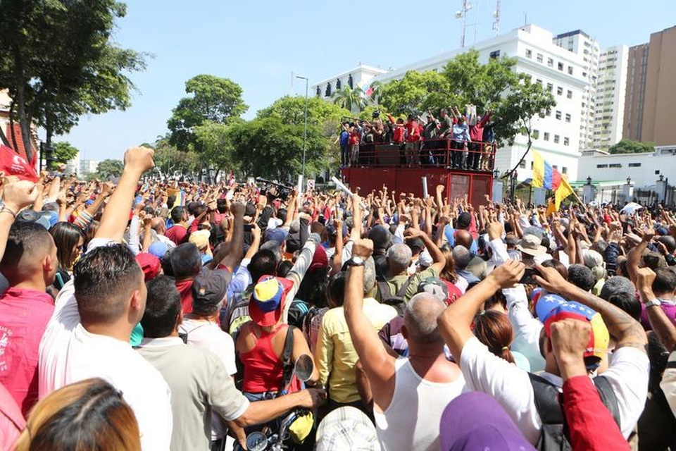 Cảnh tượng hỗn loạn như chiến trường tại Venezuela sau âm mưu đảo chính - 3 Cảnh tượng hỗn loạn như chiến trường tại Venezuela sau âm mưu đảo chính - 3