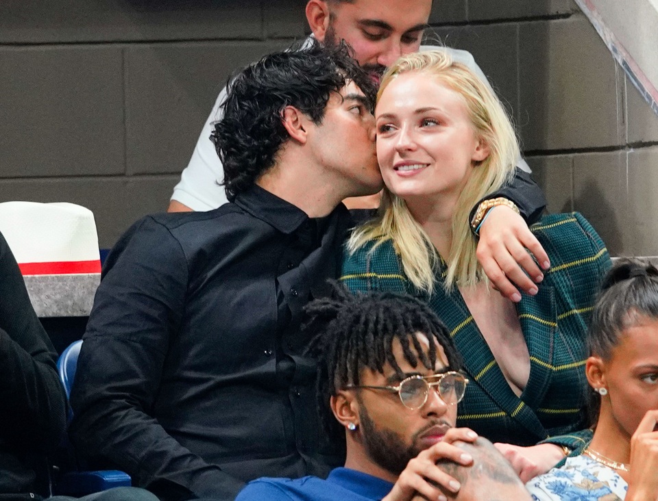 Joe Jonas và Sophie Turner bất ngờ kết hôn - 4 Joe Jonas và Sophie Turner bất ngờ kết hôn - 4