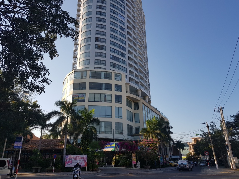 Khách hàng mua căn hộ Bavico Nha Trang căng băng rôn đòi quyền lợi - 2