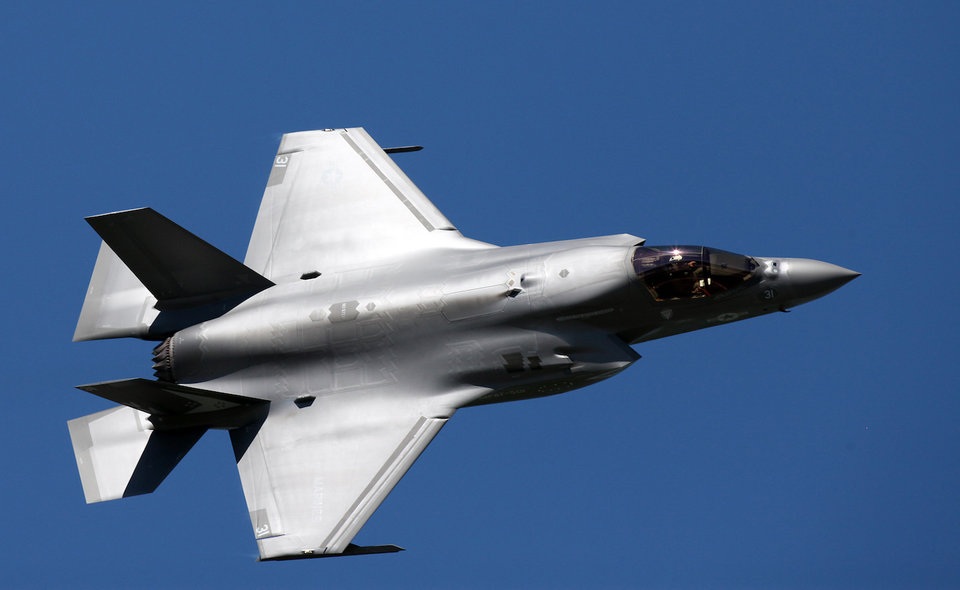 “Tia chớp” F-35 nhào lộn 12 động tác mãn nhãn trên bầu trời Mỹ - 8 “Tia chớp” F-35 nhào lộn 12 động tác mãn nhãn trên bầu trời Mỹ - 8