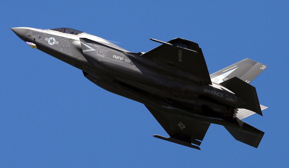 “Tia chớp” F-35 nhào lộn 12 động tác mãn nhãn trên bầu trời Mỹ - 7 “Tia chớp” F-35 nhào lộn 12 động tác mãn nhãn trên bầu trời Mỹ - 7