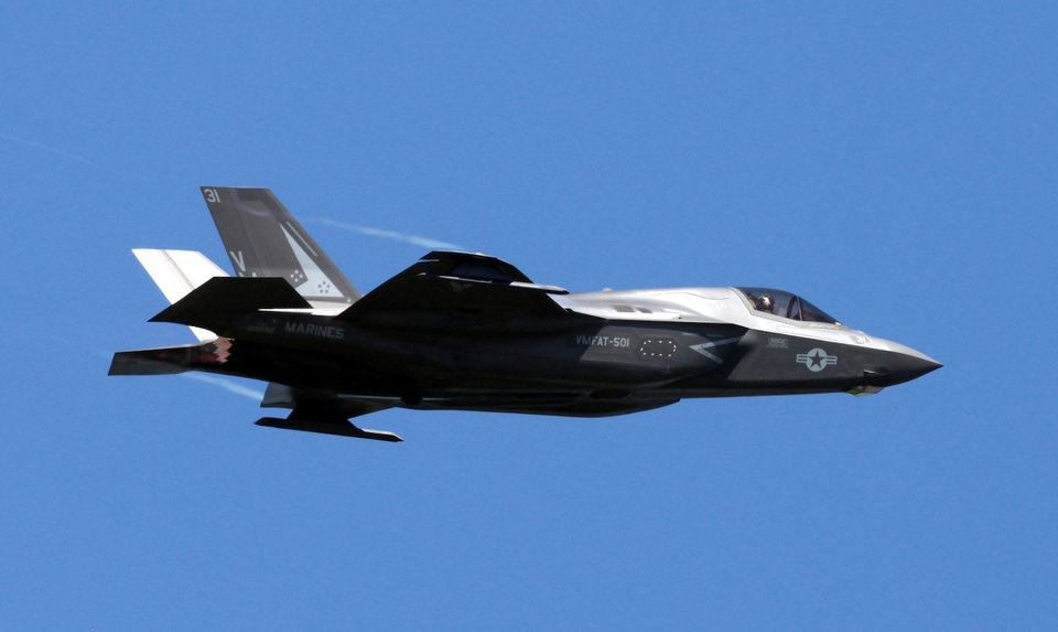 “Tia chớp” F-35 nhào lộn 12 động tác mãn nhãn trên bầu trời Mỹ - 5 “Tia chớp” F-35 nhào lộn 12 động tác mãn nhãn trên bầu trời Mỹ - 5
