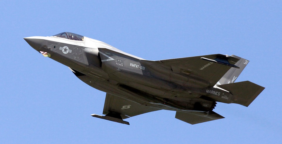 “Tia chớp” F-35 nhào lộn 12 động tác mãn nhãn trên bầu trời Mỹ - 6 “Tia chớp” F-35 nhào lộn 12 động tác mãn nhãn trên bầu trời Mỹ - 6