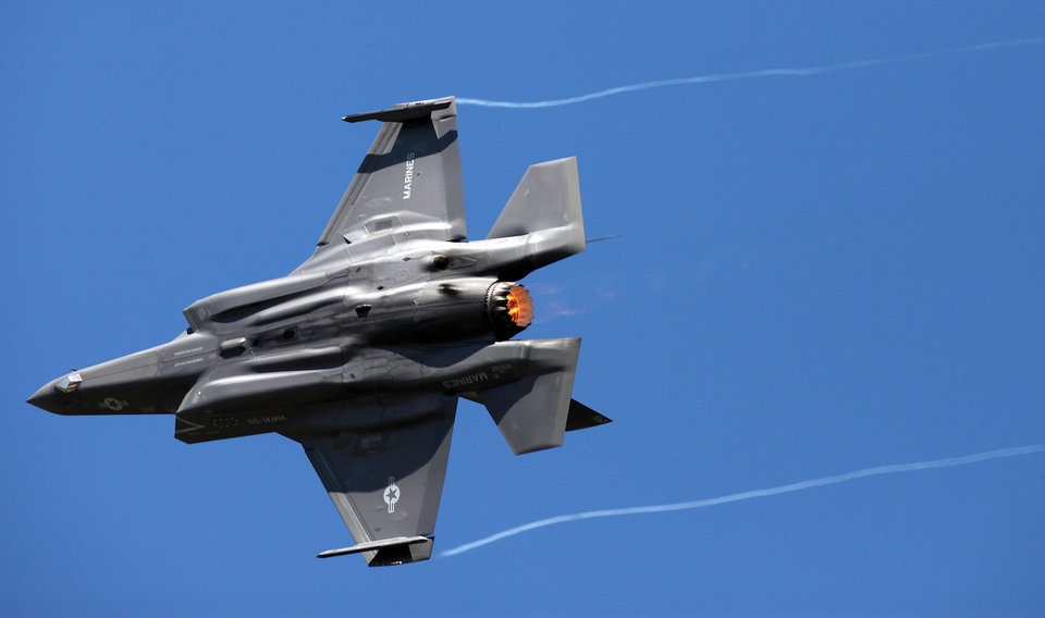 “Tia chớp” F-35 nhào lộn 12 động tác mãn nhãn trên bầu trời Mỹ - 2 “Tia chớp” F-35 nhào lộn 12 động tác mãn nhãn trên bầu trời Mỹ - 2