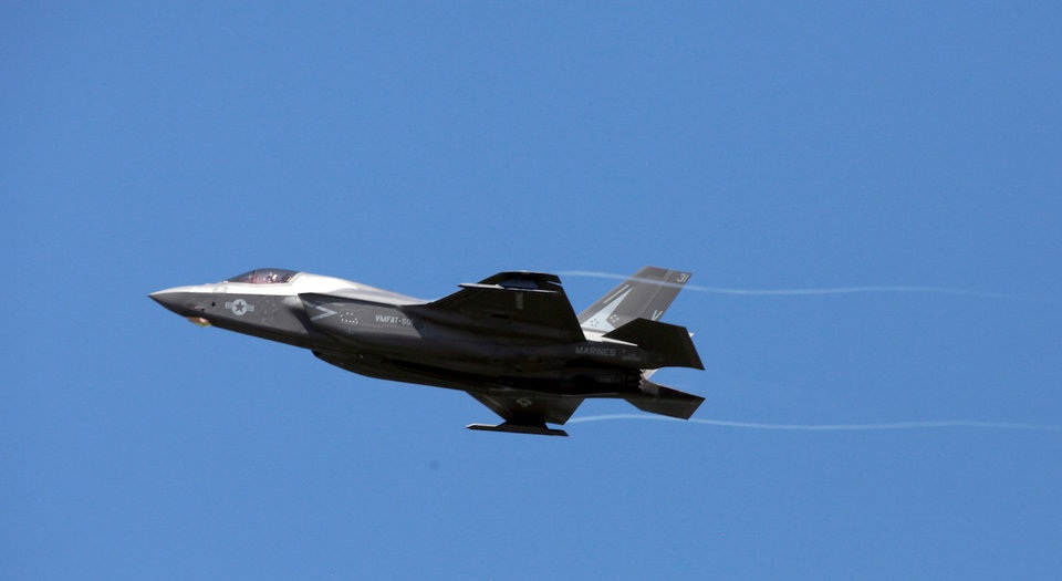 “Tia chớp” F-35 nhào lộn 12 động tác mãn nhãn trên bầu trời Mỹ - 3 “Tia chớp” F-35 nhào lộn 12 động tác mãn nhãn trên bầu trời Mỹ - 3