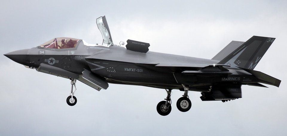 “Tia chớp” F-35 nhào lộn 12 động tác mãn nhãn trên bầu trời Mỹ - 1 “Tia chớp” F-35 nhào lộn 12 động tác mãn nhãn trên bầu trời Mỹ - 1