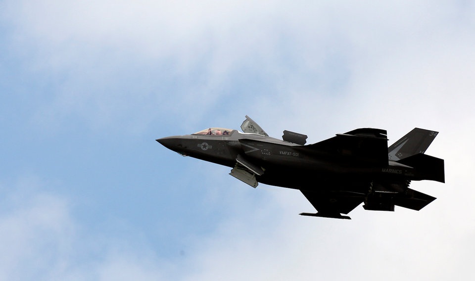“Tia chớp” F-35 nhào lộn 12 động tác mãn nhãn trên bầu trời Mỹ - 4 “Tia chớp” F-35 nhào lộn 12 động tác mãn nhãn trên bầu trời Mỹ - 4