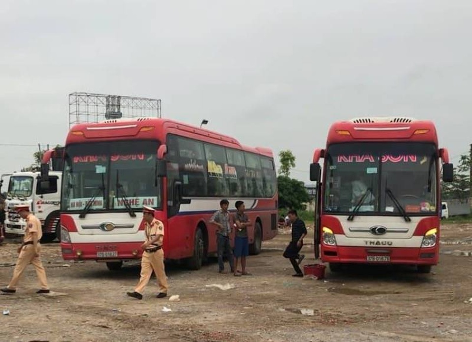 Xe khách 46 chỗ ngồi “nhồi” 80 người - 2 Xe khách 46 chỗ ngồi “nhồi” 80 người - 2