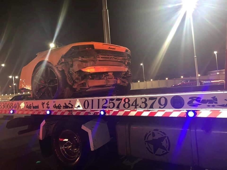 Siêu xe Lamborghini rách làm đôi sau tai nạn, tài xế chỉ bị thương nhẹ - 7 Siêu xe Lamborghini rách làm đôi sau tai nạn, tài xế chỉ bị thương nhẹ - 7