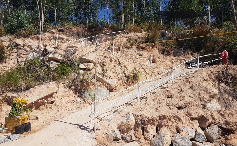 Phú Yên: Xử lý cấp bách tình trạng “xẻ núi” làm đường xuống Vịnh Vũng Rô trái phép - 4 Phú Yên: Xử lý cấp bách tình trạng “xẻ núi” làm đường xuống Vịnh Vũng Rô trái phép - 4