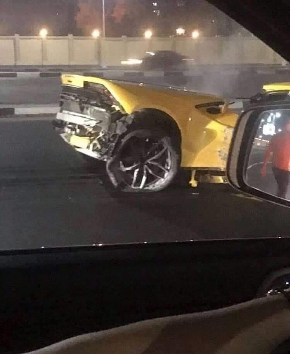 Siêu xe Lamborghini rách làm đôi sau tai nạn, tài xế chỉ bị thương nhẹ - 5 Siêu xe Lamborghini rách làm đôi sau tai nạn, tài xế chỉ bị thương nhẹ - 5