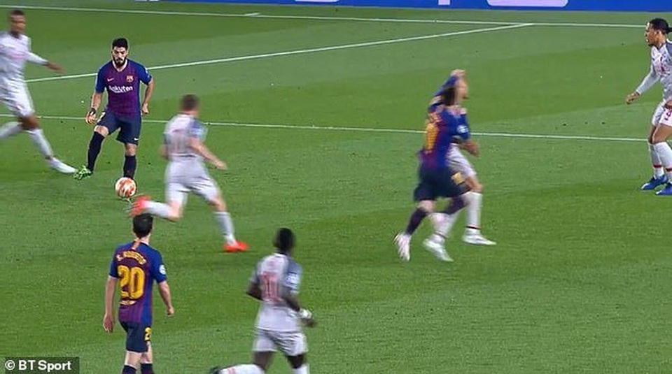 Messi ăn vạ trước khi lập siêu phẩm vào lưới Liverpool? - 3 Messi ăn vạ trước khi lập siêu phẩm vào lưới Liverpool? - 3