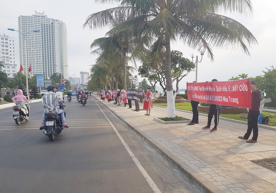Khách hàng mua căn hộ Bavico Nha Trang căng băng rôn đòi quyền lợi - 1