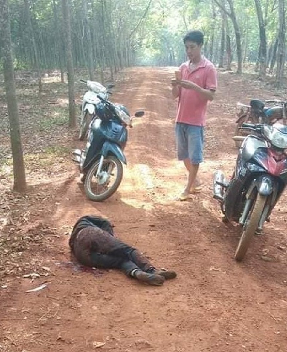 Chồng chặn đường đâm gục vợ cũ giữa rừng cao su - 1 Chồng chặn đường đâm gục vợ cũ giữa rừng cao su - 1