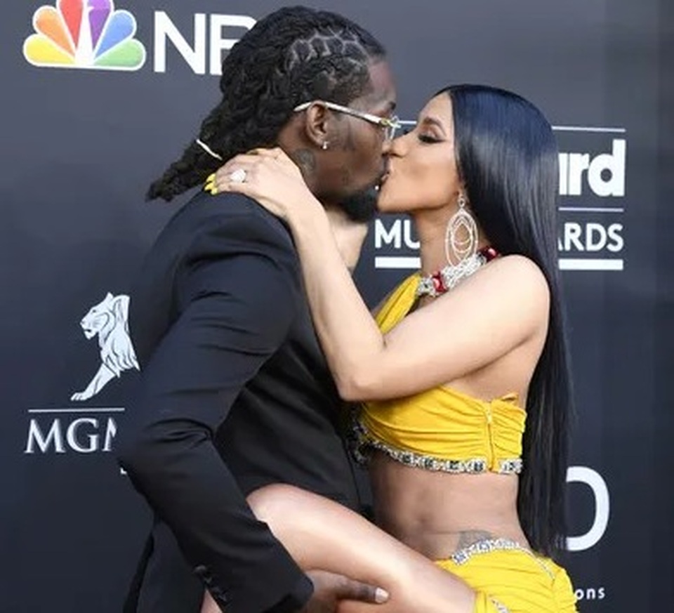 Cardi B khoe ngực khủng, hạnh phúc sánh đôi cùng chồng - 7 Cardi B khoe ngực khủng, hạnh phúc sánh đôi cùng chồng - 7