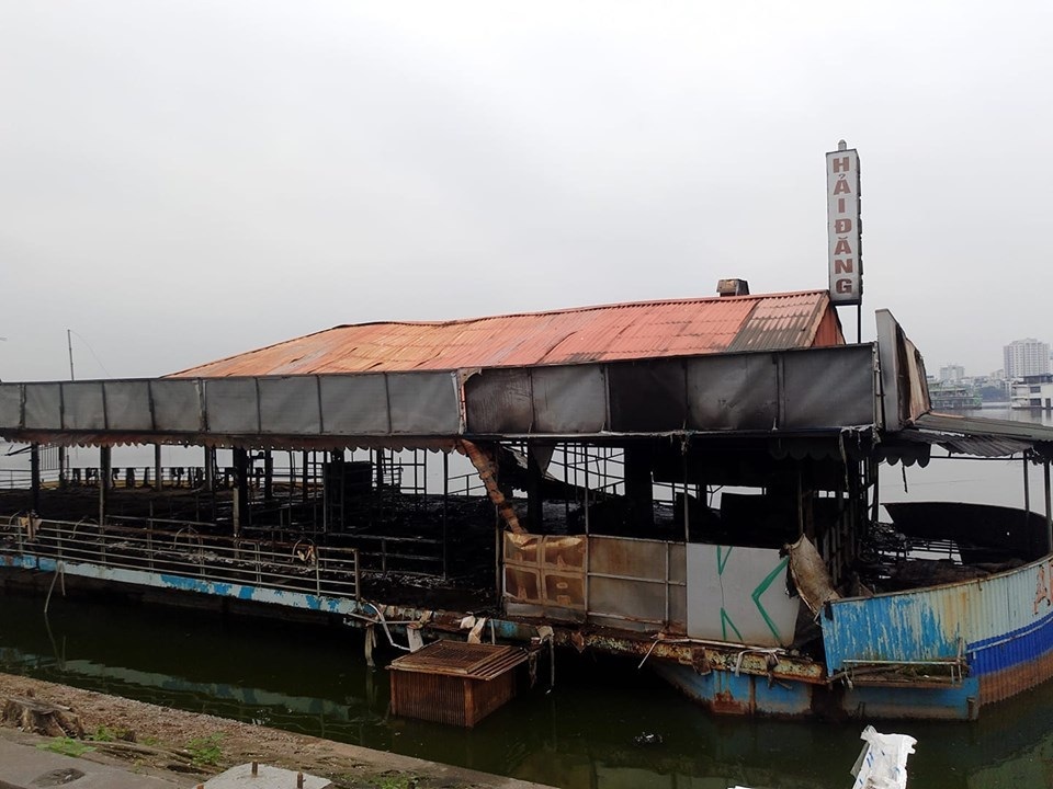 Hà Nội: Nhà thuyền nổi Hồ Tây bốc cháy ngùn ngụt - 2 Hà Nội: Nhà thuyền nổi Hồ Tây bốc cháy ngùn ngụt - 2