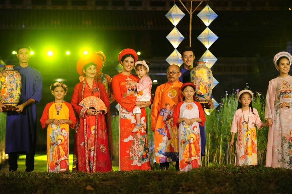 Hoa hậu Ngọc Hân bế con gái người mẫu Hồng Quế lên sân khấu - 7