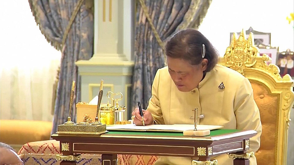 Lễ kết hôn và phong nữ tướng làm Hoàng hậu của Quốc vương Thái Lan - 7 Lễ kết hôn và phong nữ tướng làm Hoàng hậu của Quốc vương Thái Lan - 7