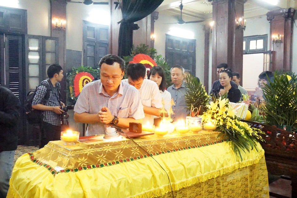 Hàng nghìn người tiễn đưa nữ nạn nhân bị tài xế say xỉn tông tử vong - 7 Hàng nghìn người tiễn đưa nữ nạn nhân bị tài xế say xỉn tông tử vong - 7