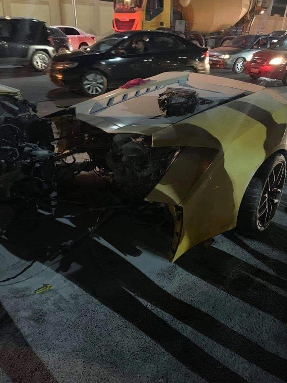 Siêu xe Lamborghini rách làm đôi sau tai nạn, tài xế chỉ bị thương nhẹ - 4 Siêu xe Lamborghini rách làm đôi sau tai nạn, tài xế chỉ bị thương nhẹ - 4