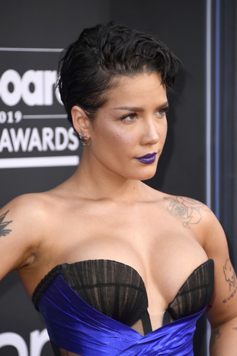 Halsey lấp ló ngực đầy - 3 Halsey lấp ló ngực đầy - 3