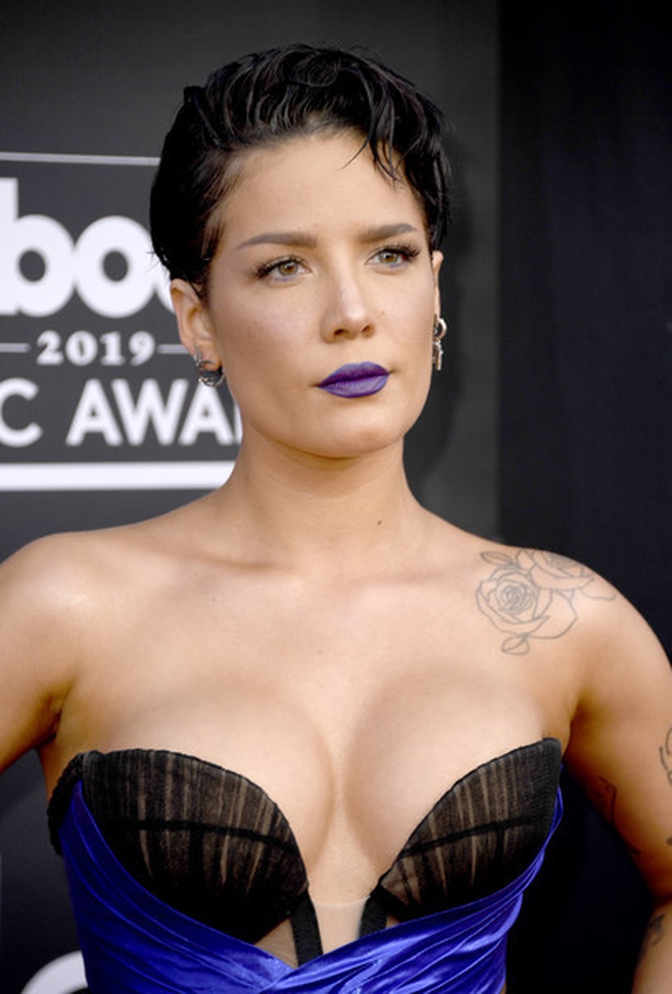 Halsey lấp ló ngực đầy - 5 Halsey lấp ló ngực đầy - 5