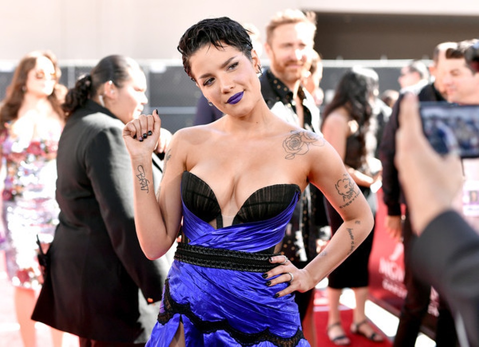 Halsey lấp ló ngực đầy - 6 Halsey lấp ló ngực đầy - 6