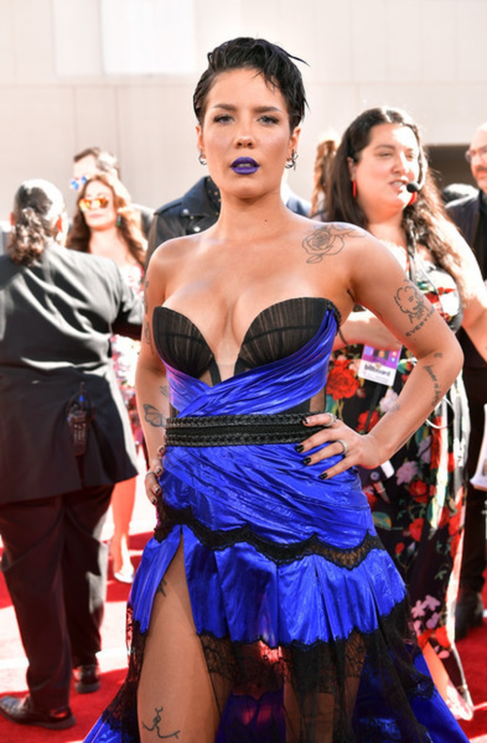 Halsey lấp ló ngực đầy - 7 Halsey lấp ló ngực đầy - 7
