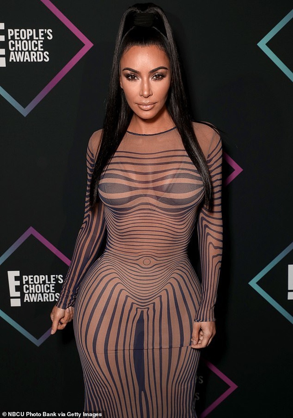 Kim Kardashian lại bị chê vì trang phục kỳ dị - 6 Kim Kardashian lại bị chê vì trang phục kỳ dị - 6