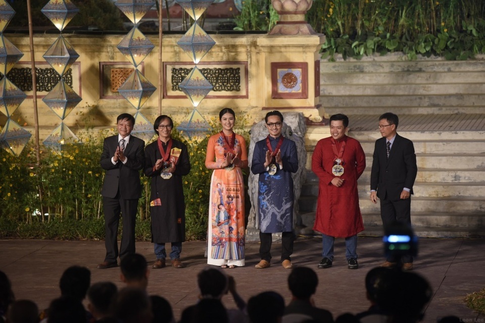 Hoa hậu Ngọc Hân bế con gái người mẫu Hồng Quế lên sân khấu - 2