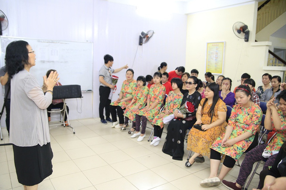 Khánh Ly xúc động khi trẻ khuyết tật thuộc bài hát của Trịnh Công Sơn - 2 Khánh Ly xúc động khi trẻ khuyết tật thuộc bài hát của Trịnh Công Sơn - 2