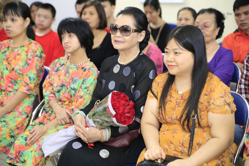 Khánh Ly xúc động khi trẻ khuyết tật thuộc bài hát của Trịnh Công Sơn - 3 Khánh Ly xúc động khi trẻ khuyết tật thuộc bài hát của Trịnh Công Sơn - 3