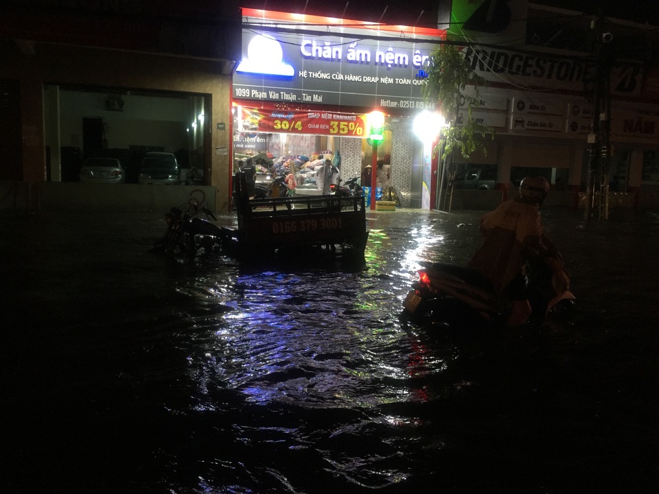 Người dân Biên Hòa bì bõm lội nước sau cơn mưa lớn đầu mùa - 3 Người dân Biên Hòa bì bõm lội nước sau cơn mưa lớn đầu mùa - 3