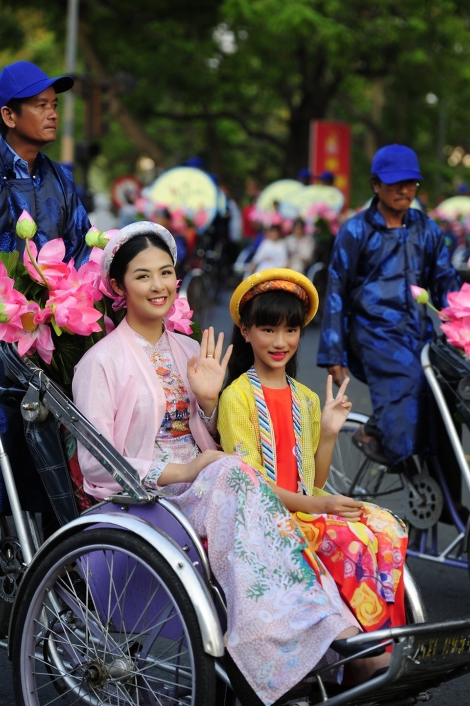 Hoa hậu Ngọc Hân bế con gái người mẫu Hồng Quế lên sân khấu - 9