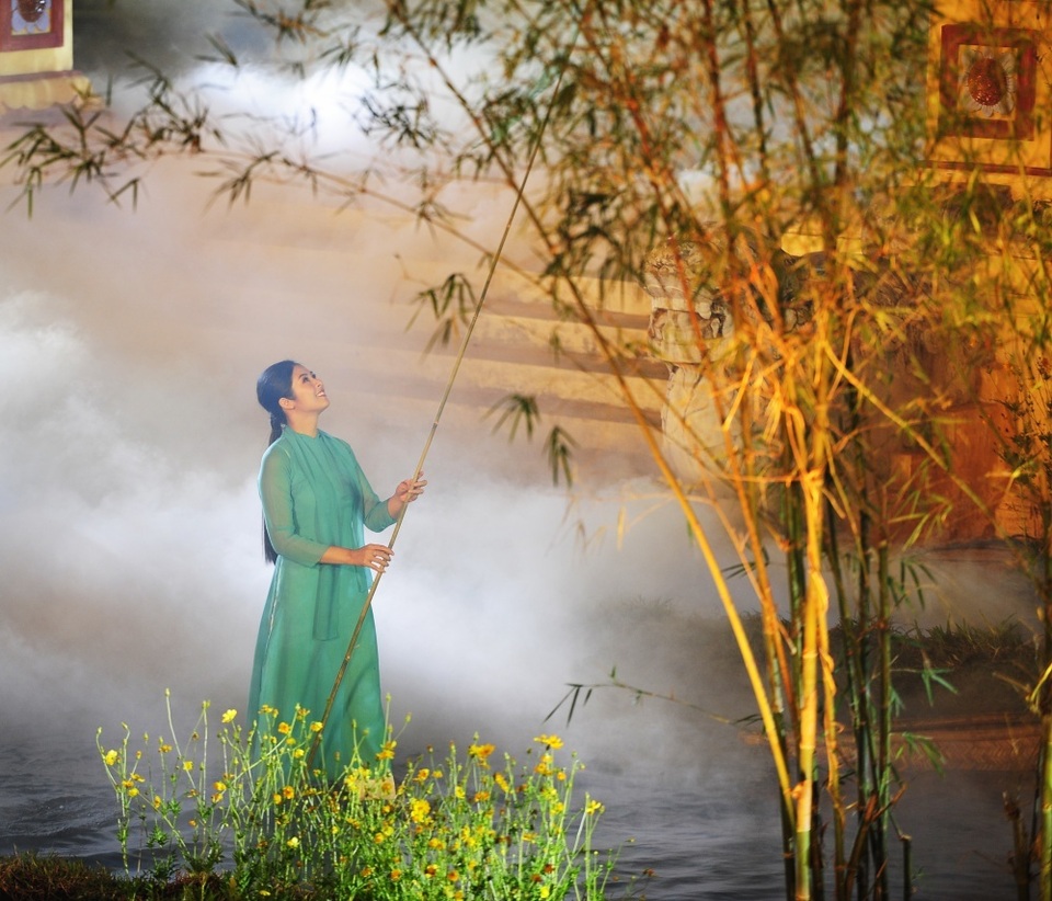 Hoa hậu Ngọc Hân bế con gái người mẫu Hồng Quế lên sân khấu - 3