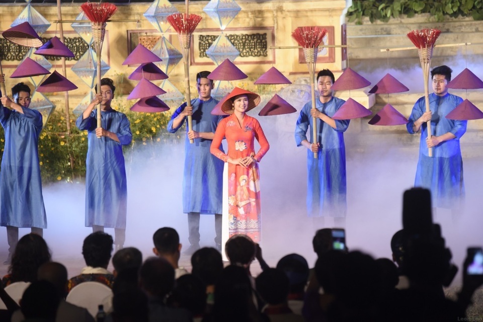 Hoa hậu Ngọc Hân bế con gái người mẫu Hồng Quế lên sân khấu - 4