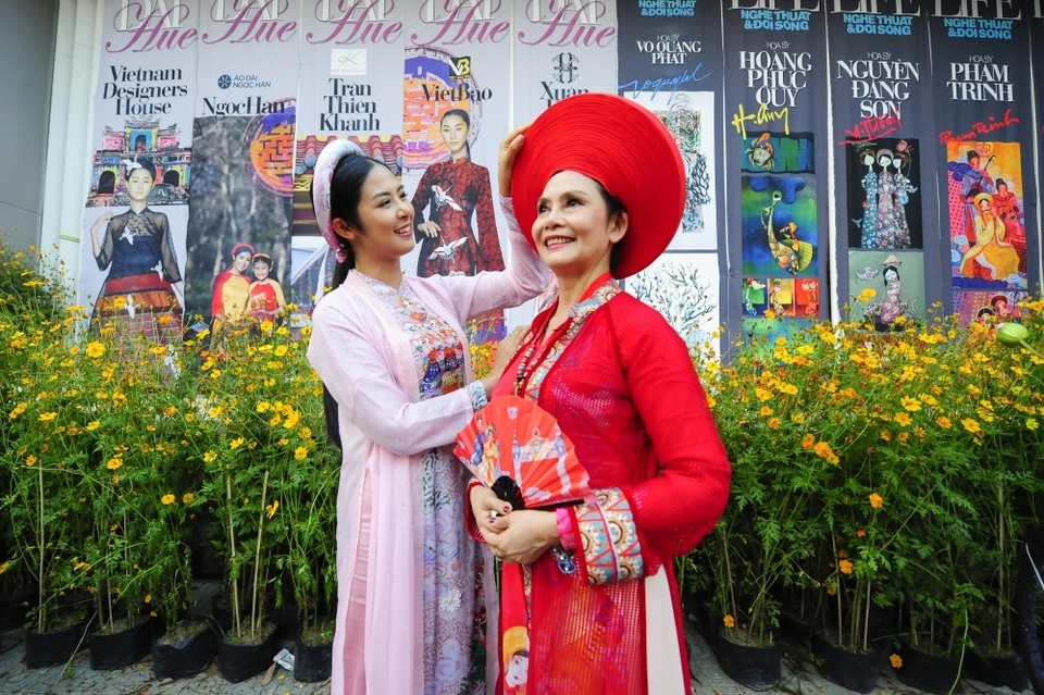 Hoa hậu Ngọc Hân bế con gái người mẫu Hồng Quế lên sân khấu - 8