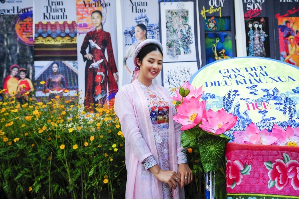 Hoa hậu Ngọc Hân bế con gái người mẫu Hồng Quế lên sân khấu - 1