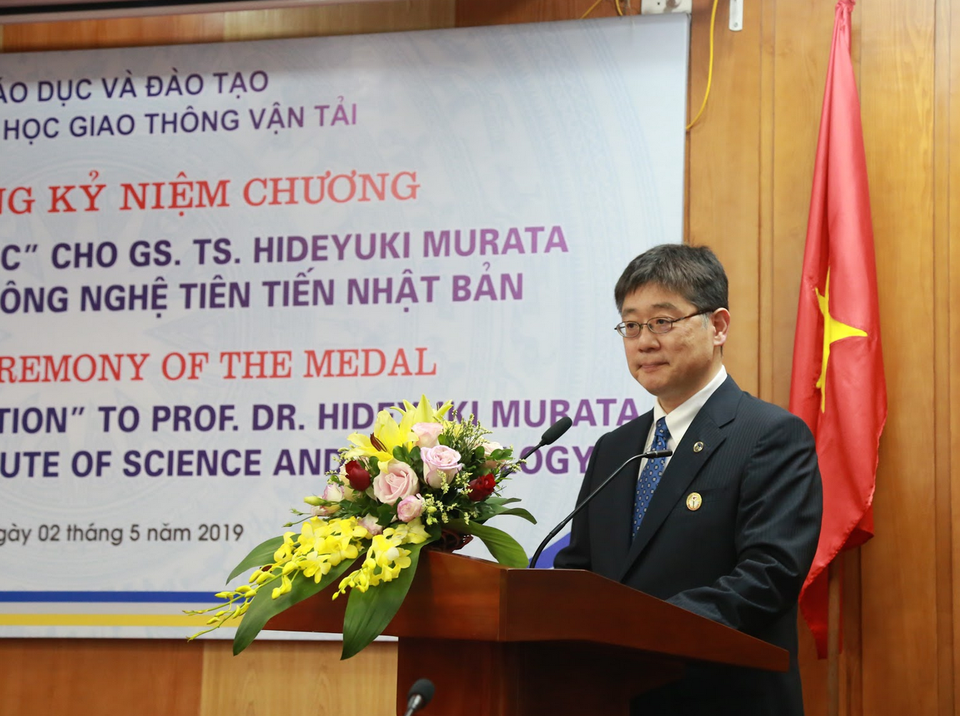 Trao Kỷ niệm chương “Vì sự nghiệp giáo dục” tới Giáo sư Hideyuki Murata - 2 Trao Kỷ niệm chương “Vì sự nghiệp giáo dục” tới Giáo sư Hideyuki Murata - 2