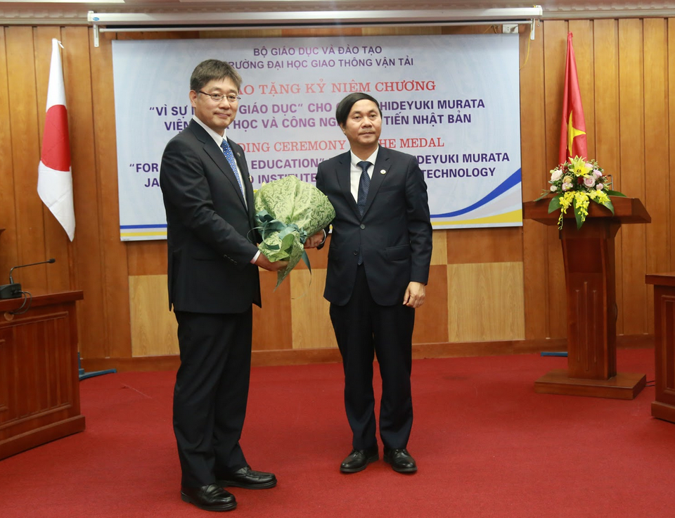 Trao Kỷ niệm chương “Vì sự nghiệp giáo dục” tới Giáo sư Hideyuki Murata - 3 Trao Kỷ niệm chương “Vì sự nghiệp giáo dục” tới Giáo sư Hideyuki Murata - 3