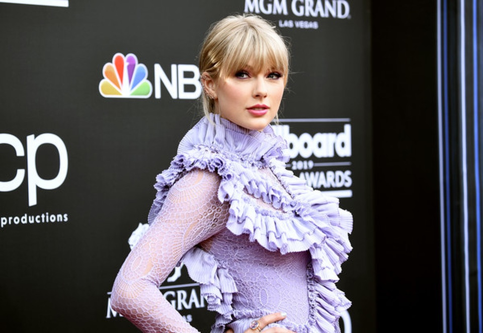 Taylor Swift xinh đẹp khoe chân dài - 13 Taylor Swift xinh đẹp khoe chân dài - 13