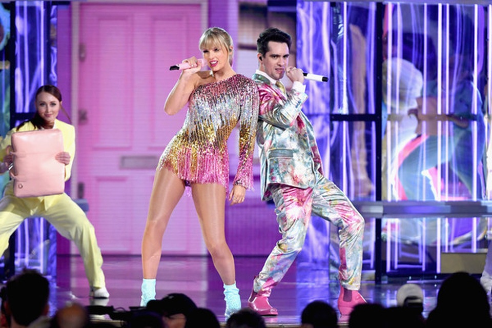 Taylor Swift xinh đẹp khoe chân dài - 5 Taylor Swift xinh đẹp khoe chân dài - 5