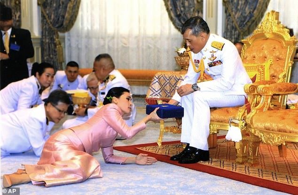 Lễ kết hôn và phong nữ tướng làm Hoàng hậu của Quốc vương Thái Lan - 1 Lễ kết hôn và phong nữ tướng làm Hoàng hậu của Quốc vương Thái Lan - 1