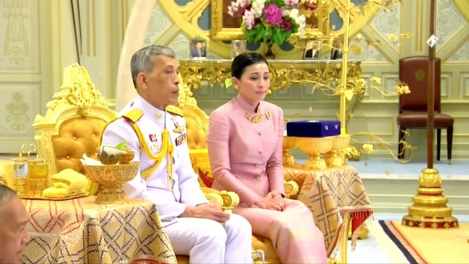 Con đường từ tiếp viên hàng không đến Hoàng hậu Thái Lan - 1 Con đường từ tiếp viên hàng không đến Hoàng hậu Thái Lan - 1