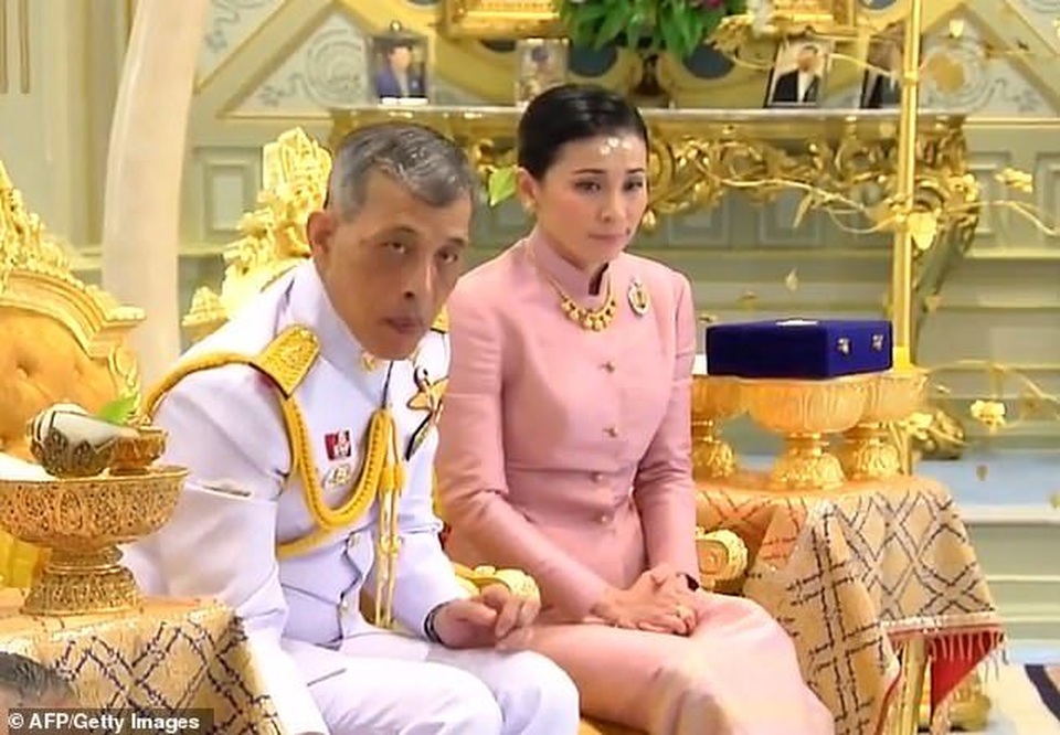 Lễ kết hôn và phong nữ tướng làm Hoàng hậu của Quốc vương Thái Lan - 2 Lễ kết hôn và phong nữ tướng làm Hoàng hậu của Quốc vương Thái Lan - 2