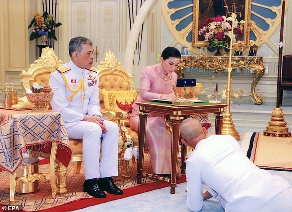 Lễ kết hôn và phong nữ tướng làm Hoàng hậu của Quốc vương Thái Lan - 5 Lễ kết hôn và phong nữ tướng làm Hoàng hậu của Quốc vương Thái Lan - 5